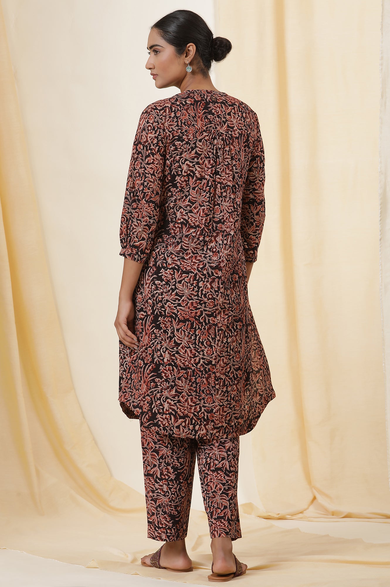 Black Kalamkari Printed Straight Cotton Voile Kurta And Straight Pants Set - View 3